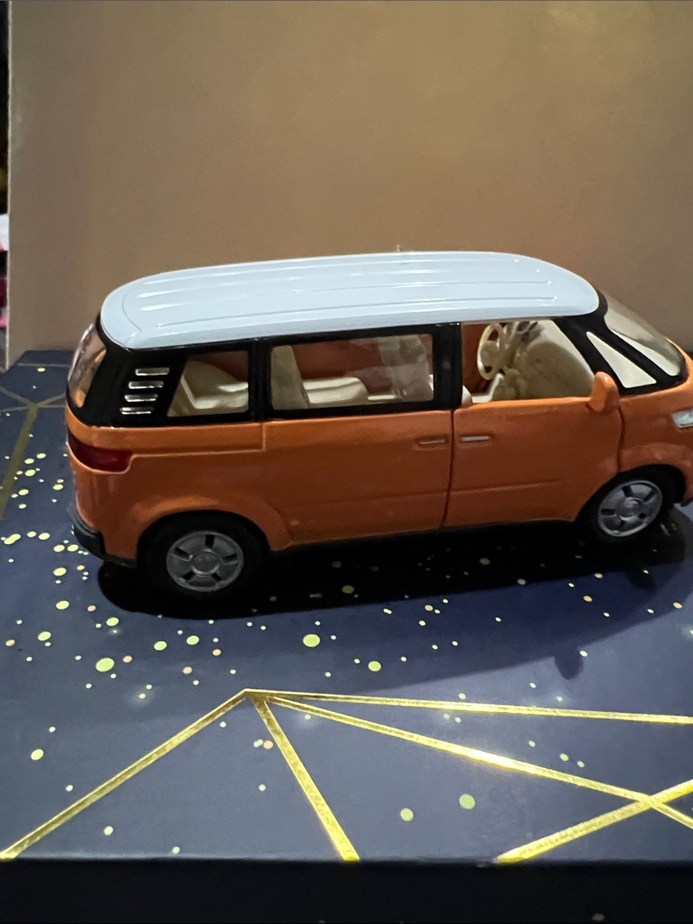 Orange gloss / white VW 2001 Microbus 1:38 scale diecast